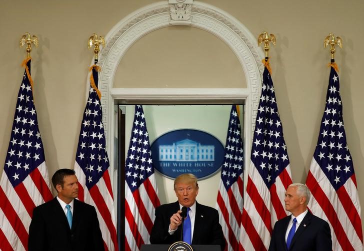 © Reuters. FILE PHOTO - Trump attends meeting of the Presidential Advisory Commission on Election Integrity in Washington