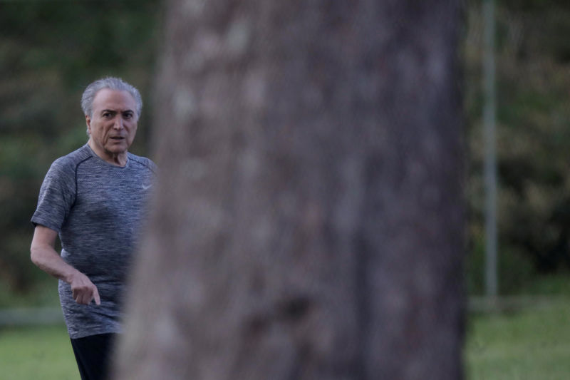 © Reuters. Presidente Michel Temer durante caminhada no Palácio do Jaburu, em Brasília