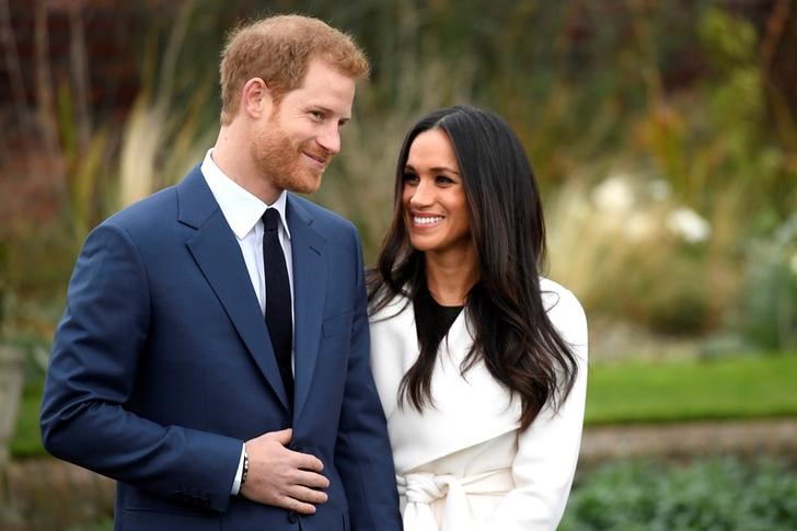 © Reuters. Príncipe Harry, do Reino Unido, posa com a noiva, Meghan Markle, no Palácio de Kensington em Londres