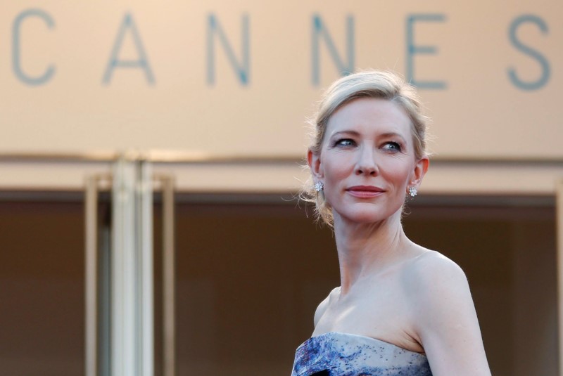 © Reuters. Atriz australiana Cate Blanchett posa para fotos durante Festival de Cannes, na França