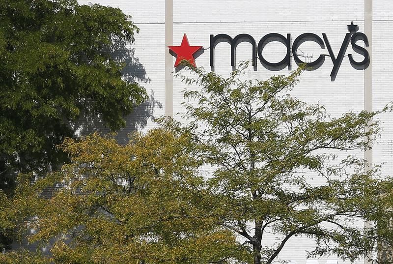 © Reuters. MACY'S ACCROÎT SES VENTES EN NOVEMBRE ET DÉCEMBRE, FERME DES MAGASINS