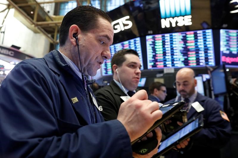 © Reuters. الأسهم الأمريكية تسجل مستويات قياسية وداو جونز يتخطى حاجز 25 ألف نقطة للمرة الأولى