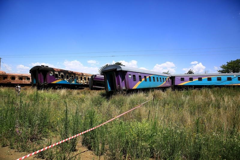 © Reuters. مقتل 12 وإصابة العشرات في حادث قطار بجنوب أفريقيا