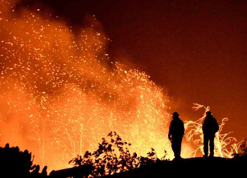 © Reuters. Bombeiros monitoram incêndio florestal na Califórnia