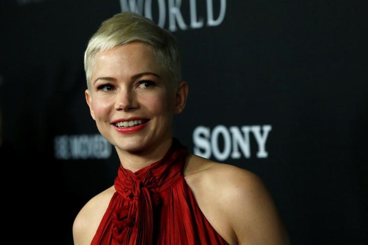 © Reuters. Atriz Michelle Williams, indicada ao Globo de Ouro, em pré-estreia do filme "Todo Dinheiro do Mundo" em Beverly Hills