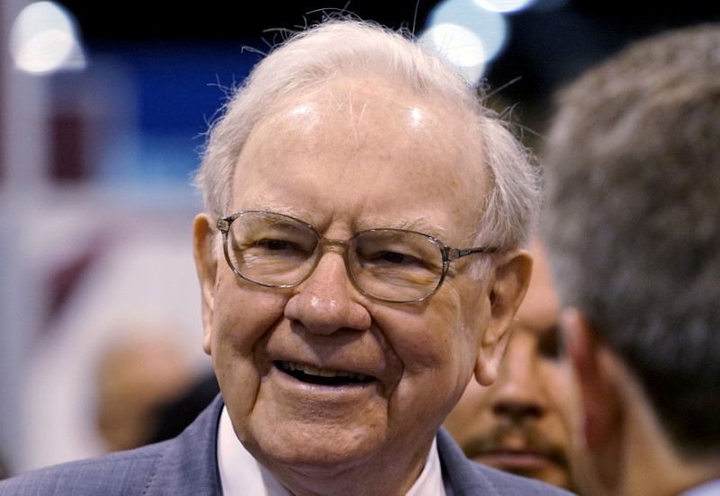 © Reuters. FILE PHOTO: Berkshire Hathaway CEO Warren Buffett talks to reporters prior to the Berkshire annual meeting in Omaha