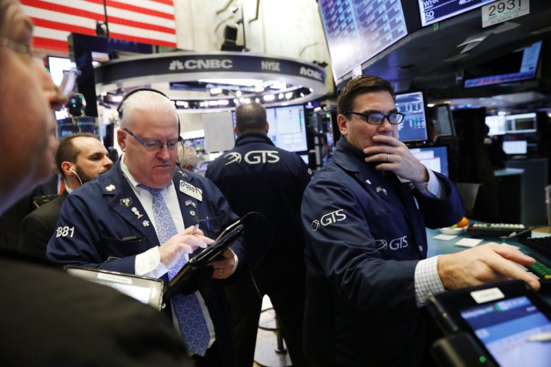 © Reuters. Traders wait for the Dow Jones Industrial Average to rise above 25,000 on the floor of the New York Stock Exchange shortly after the opening bell in New York