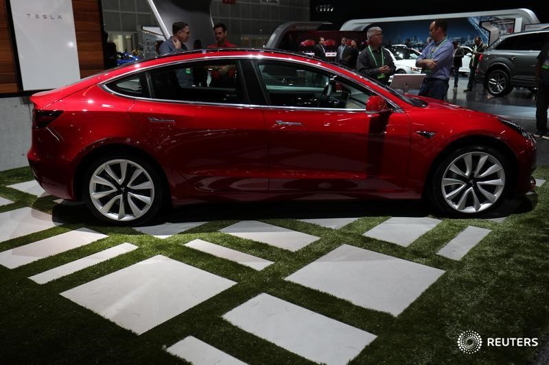 © Reuters. Model 3 da Tesla em Feira do Automóvel em Los Angeles, Estados Unidos