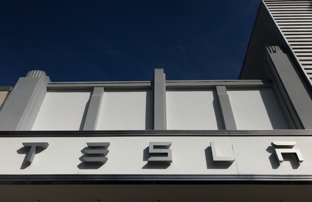 © Reuters. A Tesla showroom is seen in Santa Monica