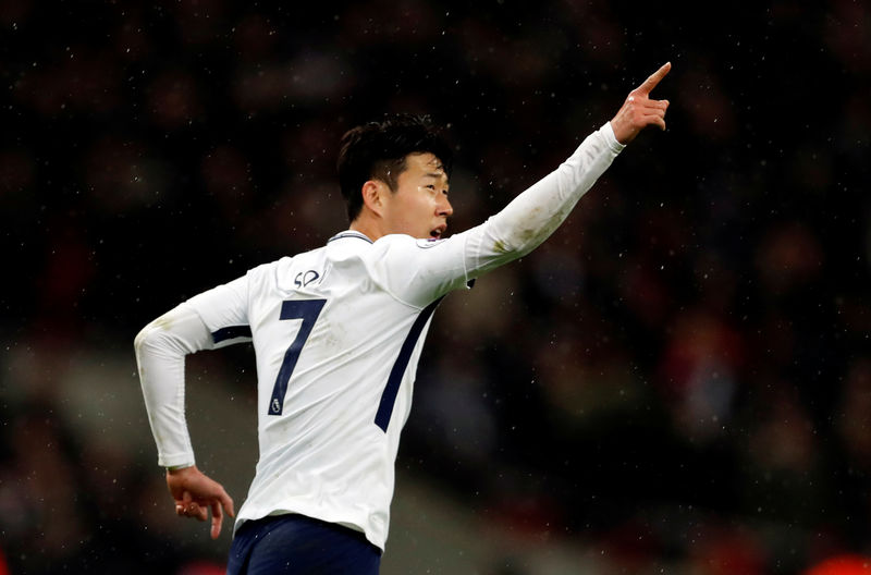 © Reuters. سون ينقذ التعادل لتوتنهام أمام وست هام في الدوري الانجليزي