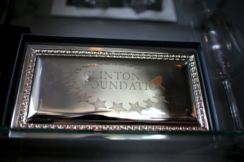 © Reuters. A Clinton Foundation souvenir is seen for sale at the Clinton Museum Store in Little Rock