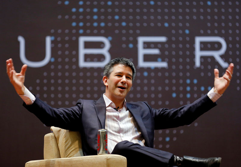 © Reuters. FILE PHOTO: Uber CEO Kalanick speaks to students during an interaction at IIT campus in Mumbai