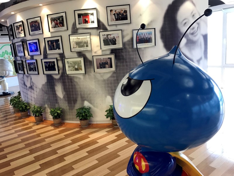 © Reuters. FILE PHOTO: A mascot of Ant Financial is seen at its office in Hangzhou