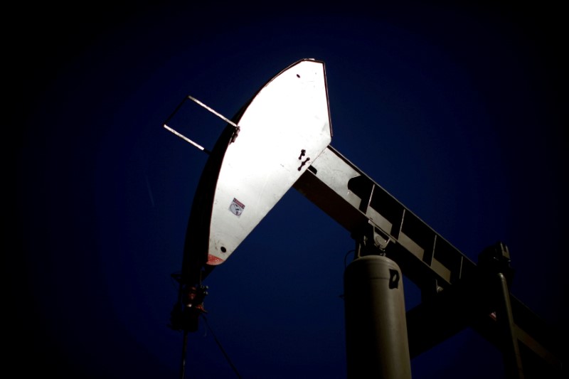 © Reuters. FILE PHOTO: A pumpjack brings oil to the surface in the Monterey Shale