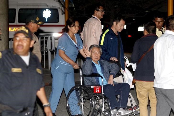 © Reuters. فوجيموري رئيس بيرو السابق يغادر المستشفى بعد العفو عنه
