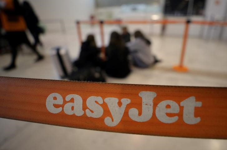 © Reuters. EasyJet passengers wait at Nice Cote d'Azur airport as most of the flights are cancelled due to a storm in Nice