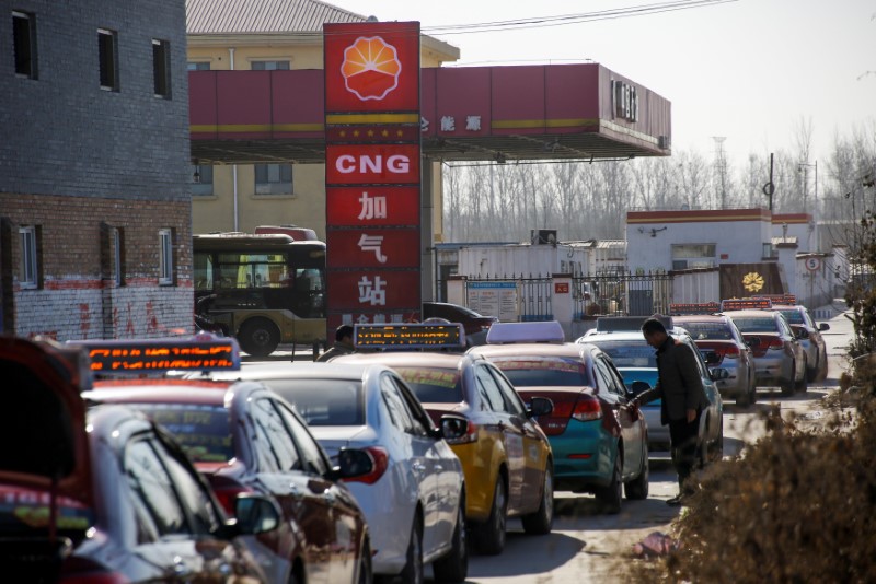 © Reuters. Cars line up at a LNG filling station in Baoding