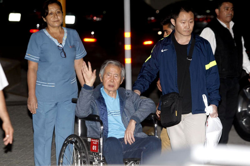 © Reuters. Ex-presidente peruano Alberto Fujimori deixa hospital acompanhado por seu filho Kenji em Lima, no Peru