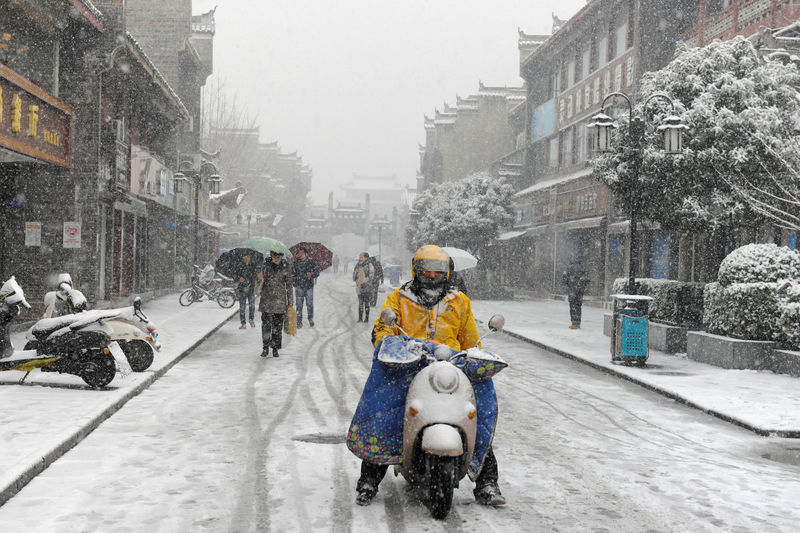 © Reuters. Rua coberta de neve é vista na província de Hubei, na China