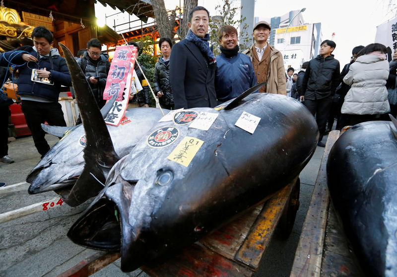 © Reuters. Presidente da companhia LEOC, proprietária de uma rede de restaurantes de sushi, Hiroshi Onodera, posa com um atum de 405 kg no mercado de peixes Tsukiji, em Tóquio