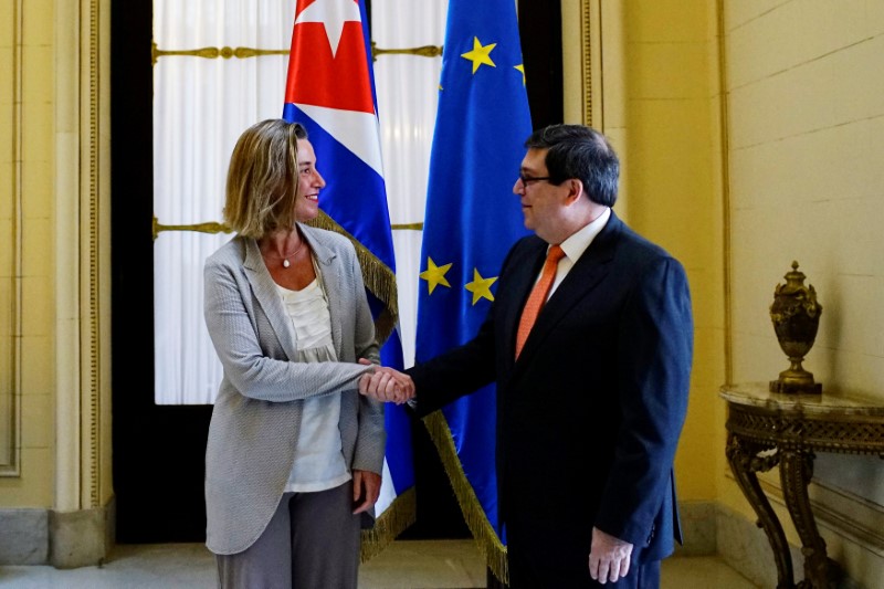 © Reuters. Representante de política externa da União Europeia, Federica Mogherini, cumprimenta ministro de Relações Exteriores de Cuba, Bruno Rodriguez, em Havana