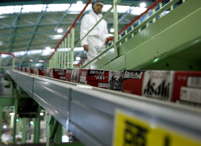 © Reuters. FILE PHOTO: Boxes containing cans of Asahi Breweries Ltd.'s Asahi Super Dry beer move along the production line at the Asahi Ibaraki Brewery in Moriya, Ibaraki prefecture, Japan
