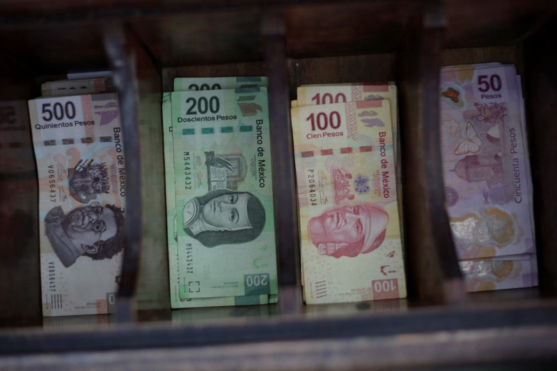 © Reuters. Mexican peso banknotes are pictured at a currency exchange shop in Ciudad Juarez