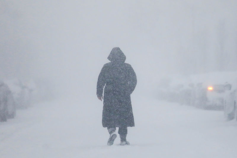 © Reuters. Mulher anda na rua durante nevasca em Nova York, nos Estados Unidos