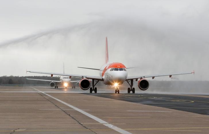 © Reuters. An EasyJet airplane is being prepared on the airport runway for the first flight from airport Tegel in Berlin