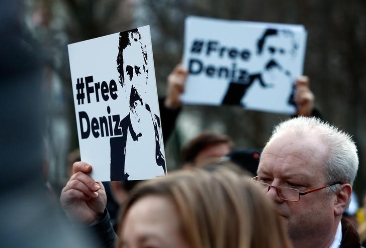 © Reuters. Protestors attend a demonstration to support arrested German-Turkish journalist Deniz Yucel