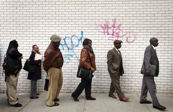 © Reuters. Desempregados formam fila para feira de empregos em Nova York, nos Estados Unidos