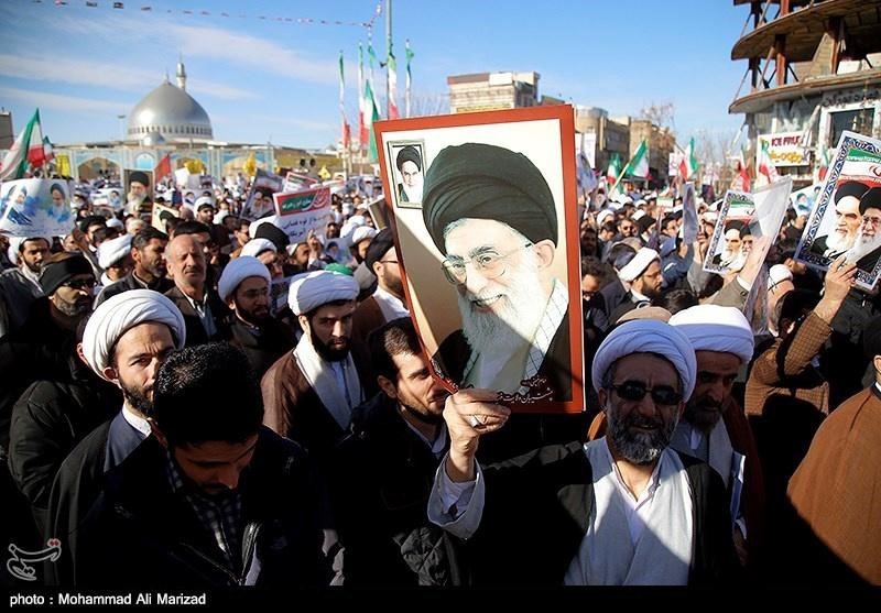 © Reuters. مظاهرات مؤيدة للحكومة في إيران وخطيب الجمعة يدعو لمعاقبة قادة الاحتجاجات