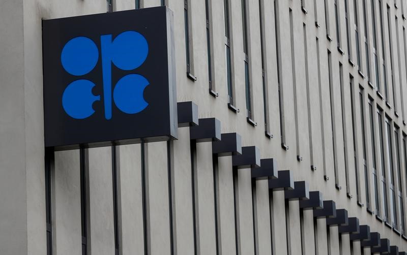 © Reuters. مسح: التزام أوبك بتخفيضات النفط يرتفع في ديسمبر مع تراجع إنتاج فنزويلا