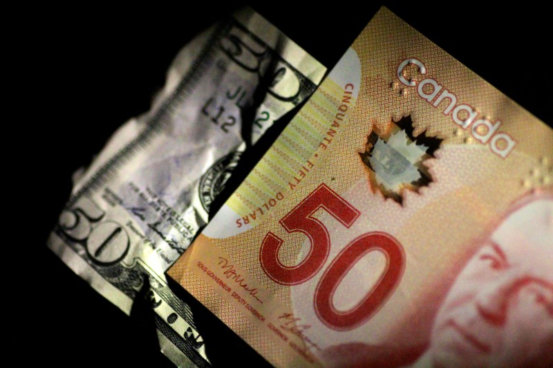 © Reuters. Illustration photo of U.S. and Canada Dollar notes