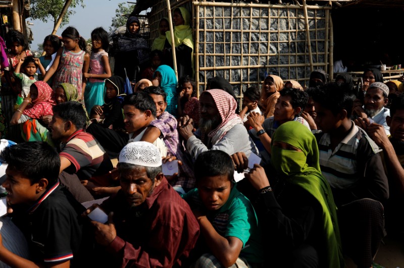 © Reuters. Refugiados rohingyas esperam em fila para receber ajuda em acampamento perto de Cox's Bazar