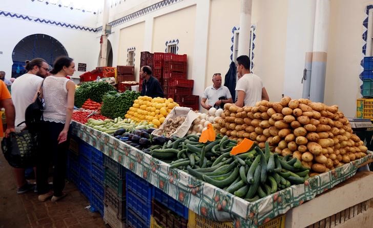 © Reuters. غلاء الأسعار يزيد مواجع التونسيين ومخاوف من أزمة اجتماعية
