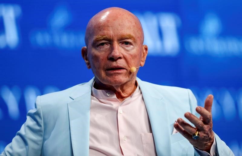 © Reuters. Mark Mobius, executive chairman at Templeton Emerging Markets Group, speaks during the SALT conference in Las Vegas