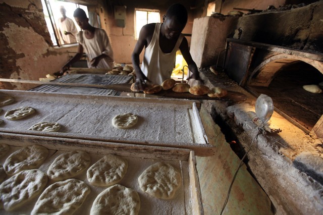 © Reuters. أصحاب المخابز: أسعار الخبز في السودان تضاعفت بعد أن ألغت الحكومة الدعم للقمح