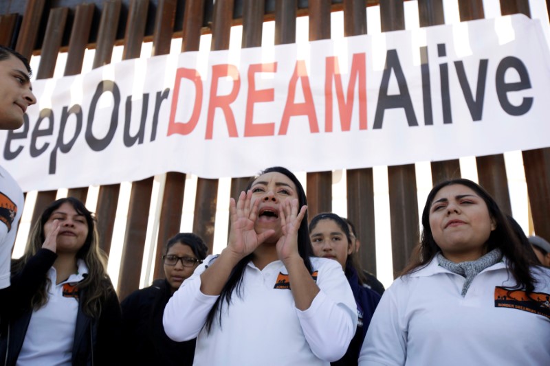 © Reuters. FILE PHOTO: 'Dreamers' react as they meet with relatives during the 'Keep Our Dream Alive' binational meeting in Sunland Park