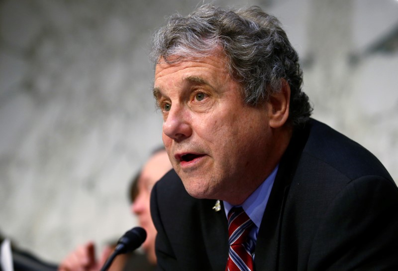 © Reuters. Senator Sherrod Brown questions Jerome Powell on his nomination to become chairman of the U.S. Federal Reserve during a hearing before the Senate Banking, Housing and Urban Affairs Committee in Washington