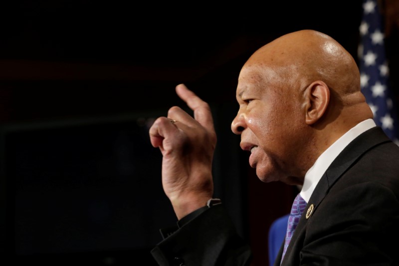 © Reuters. House Oversight and Government Reform Committee ranking member Rep. Elijah Cummings speaks about former national security adviser Michael Flynn