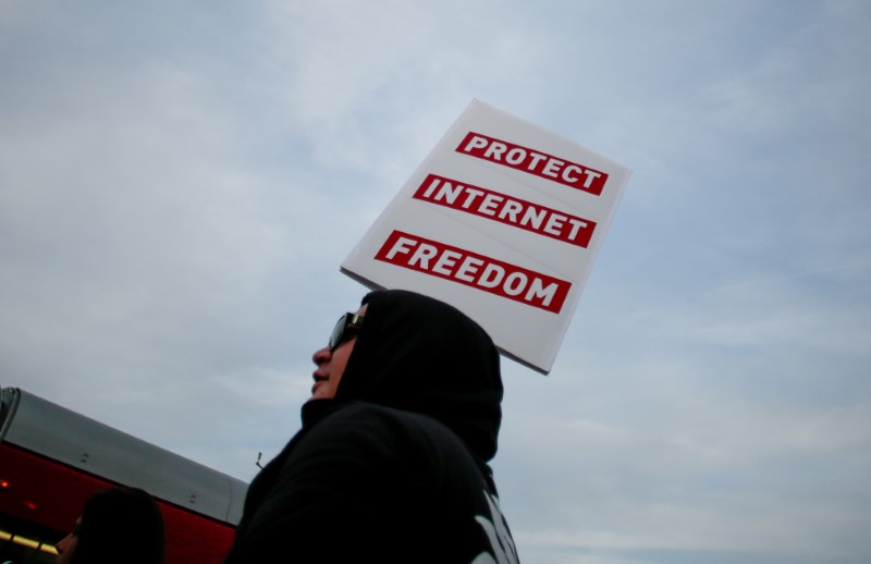© Reuters. A supporter of Net Neutrality protests the FCC's recent decision to repeal the program in Los Angeles