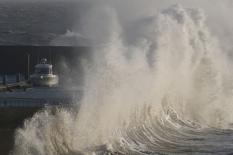 © Reuters. COÛT DES TEMPÊTES CARMEN ET ELEANOR ESTIMÉ À 200 MILLIONS D'EUROS