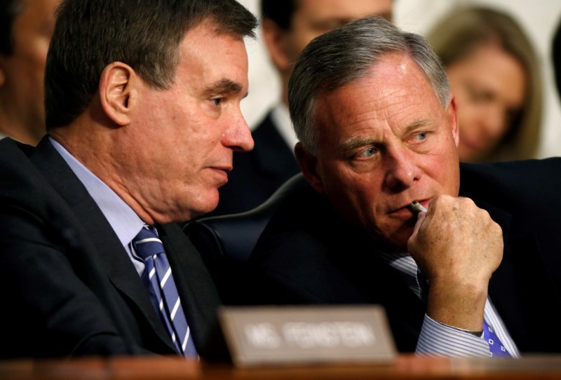 © Reuters. FILE PHOTO: Chairman of the Senate Intelligence Committee Richard Burr (R-NC) and ranking member Mark Warner (D-VA) talk during a hearing about Russian interference in U.S. elections in Washington