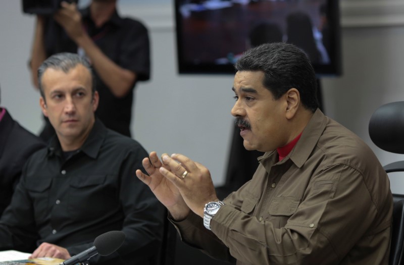© Reuters. Venezuela's President Nicolas Maduro speaks during a meeting with ministers in Caracas