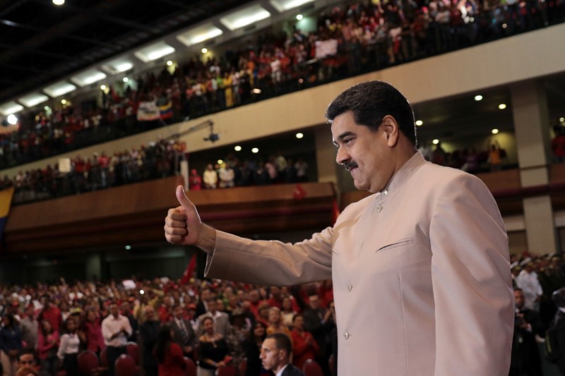 © Reuters. Venezuela's President Nicolas Maduro gestures as he arrives for the swearing in ceremony of the newly elected governor of Zuila state, in Maracaibo