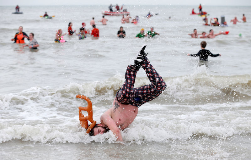 © Reuters. آلاف البلجيكيين يتحدون البرد القارس ويسبحون في بحر الشمال