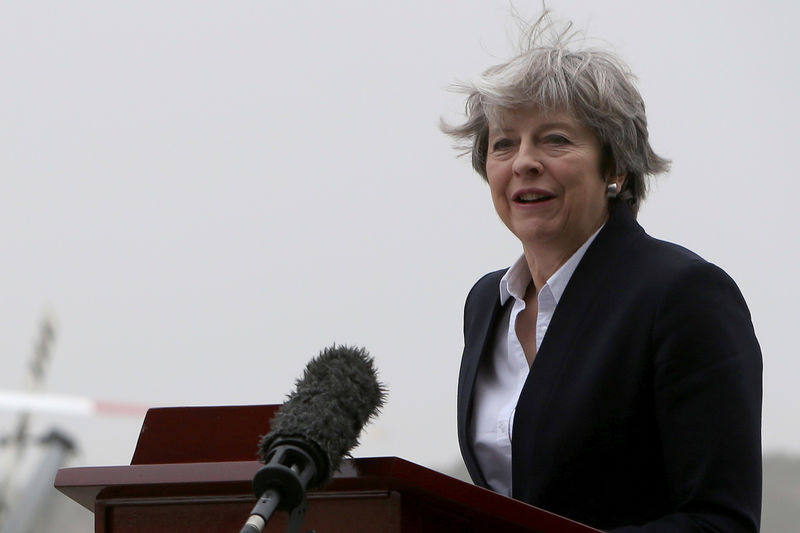 © Reuters. صحيفة: رئيسة وزراء بريطانيا تجري تعديلا في حكومتها يوم الاثنين