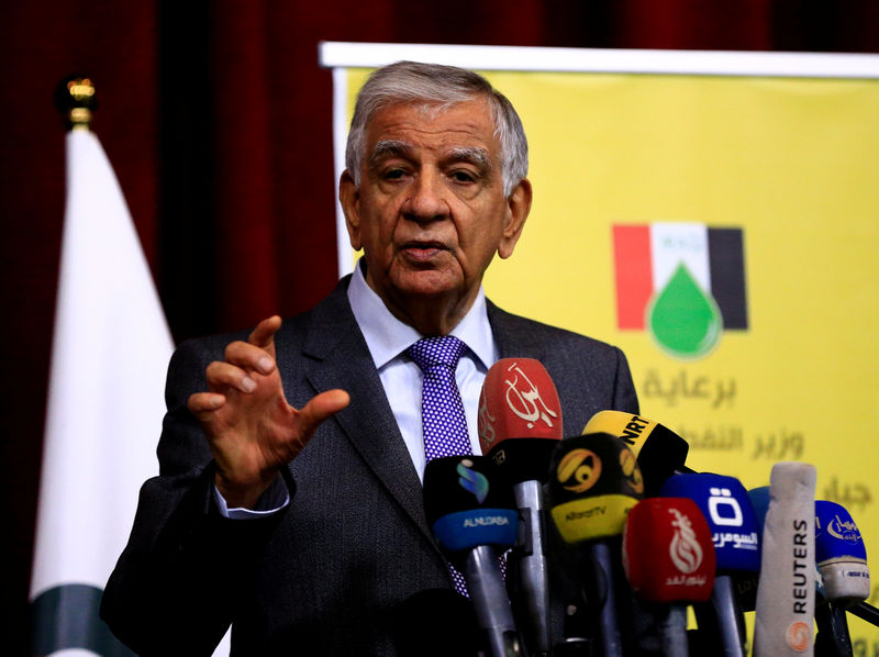 © Reuters. FILE PHOTO: Iraqi Oil Minister Jabar al-Luaibi speaks during news conference at the ministry of oil in Baghdad