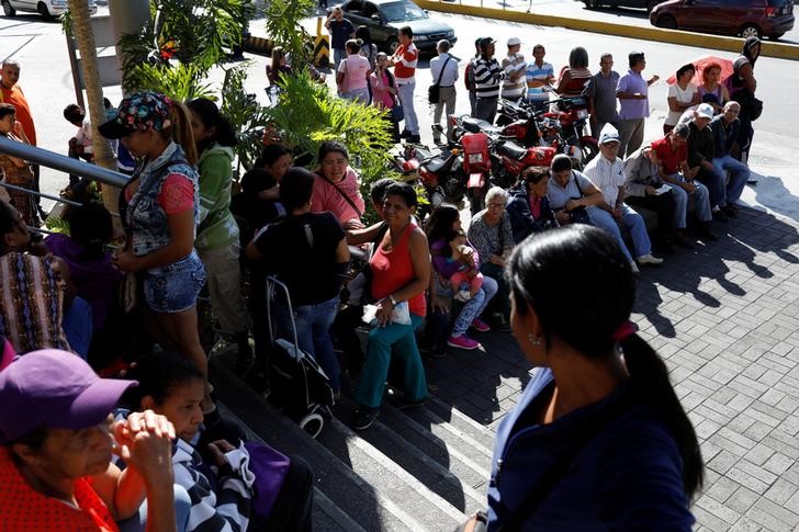 © Reuters. Largas colas en supermercados de Venezuela tras orden de reducir precios